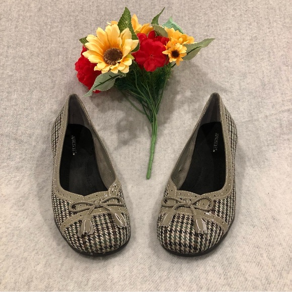 NWOT - Plaid Houndstooth Tweed Heeled Pumps with Gray Patent Trim & Tassel - Picture 10 of 16